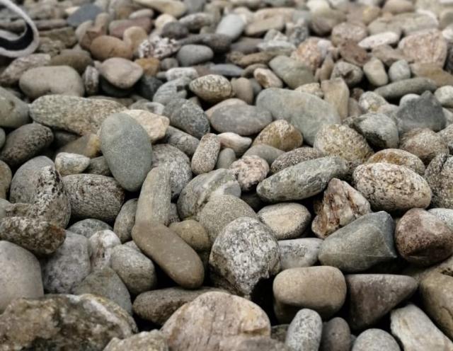 Галька речная пестрая (20-40 мм.)  купить в Грозном от производителя, без посредников